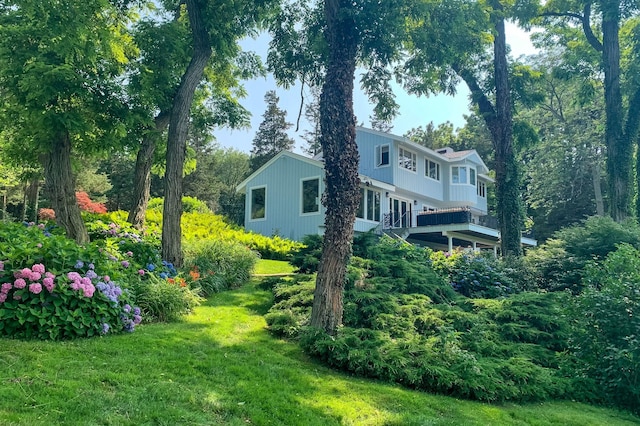 8 Pippin Ln, Lloyd Harbor, NY 11743 - view of green lawn