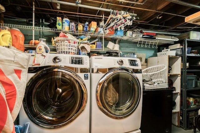 2209 Post St, East Meadow, NY 11554 - laundry room featuring independent washer and dryer