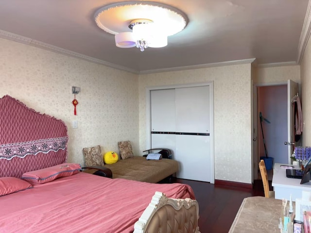 7806 46 Unit 7A, Elmhurst, NY 11373 - bedroom with wood finished floors, crown molding, a closet, and wallpapered walls