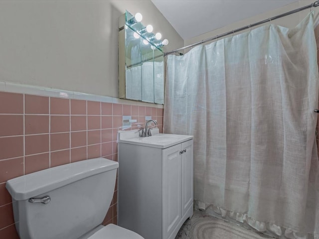 87-50 204th St Unit B46, Hollis, NY 11423 - full bathroom with tile walls, vanity, and a shower with shower curtain