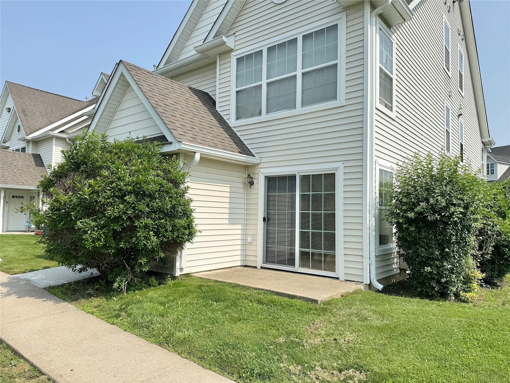 181 Ruth Ct, Middletown, NY 10940 - view of front of house with a front yard and roof with shingles