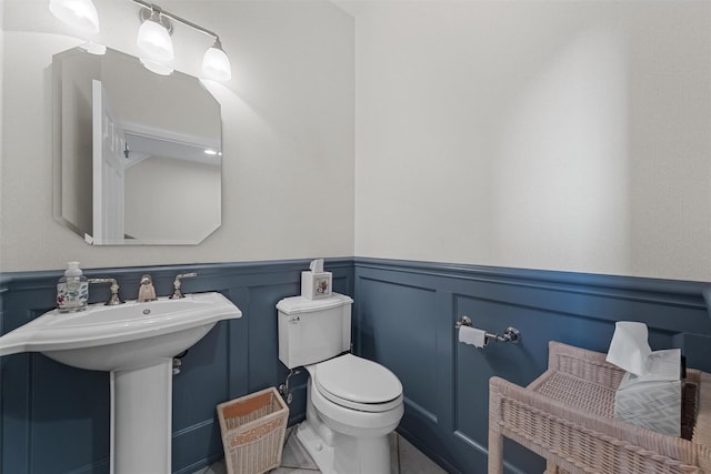 41 Carlton Dr, Mount Kisco, NY 10549 - bathroom featuring a wainscoted wall and a decorative wall