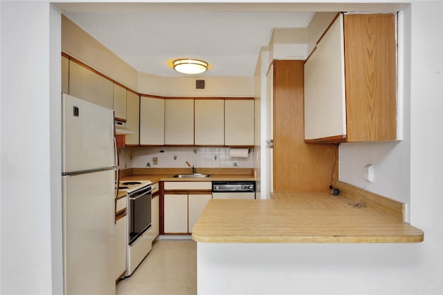16641 Powells Cove Blvd Unit 6A, Beechhurst, NY 11357 - kitchen with white appliances, under cabinet range hood, a peninsula, light countertops, and tasteful backsplash