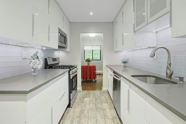 13 Darian Ct Unit 2B, Pomona, NY 10970 - kitchen featuring stainless steel appliances, decorative backsplash, light wood-style floors, white cabinetry, and recessed lighting