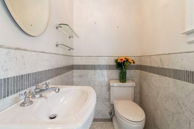 50 Overlook Dr, Chappaqua, NY 10514 - bathroom featuring tile walls and a wainscoted wall
