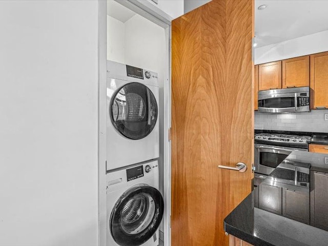14 Hope St Unit 3F, Brooklyn, NY 11211 - laundry area featuring estacked washer and dryer