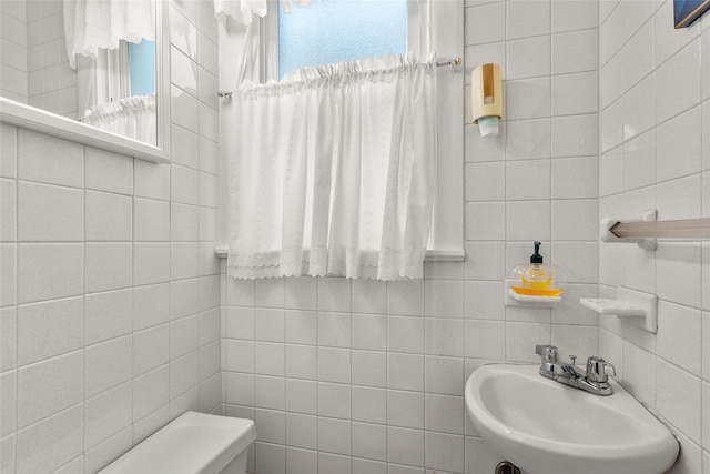 72 Putnam Ave, Valley Stream, NY 11580 - bathroom with tile walls