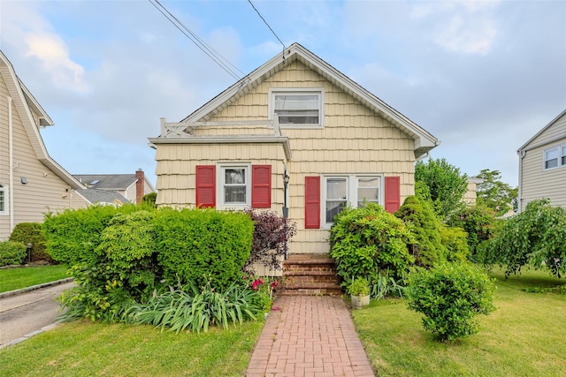 43 Westbury Ave, Mineola, NY 11501 - view of front facade with a front yard