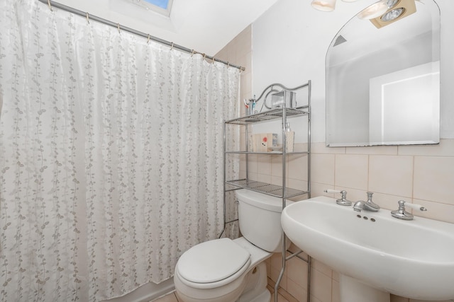 40 Syracuse St, Williston Park, NY 11596 - bathroom featuring tile walls, a shower with curtain, and backsplash