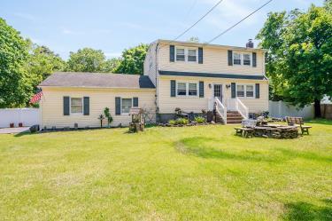 20 Wainwright St, Ronkonkoma, NY 11779 - rear view of property