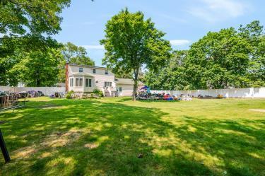 20 Wainwright St, Ronkonkoma, NY 11779 - view of yard