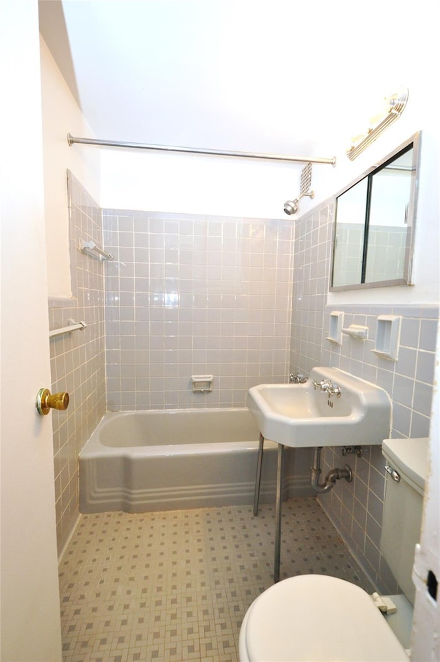 281 Garth Rd Unit B5D, Scarsdale, NY 10583 - full bath with tile walls, tub / shower combination, and tile patterned floors