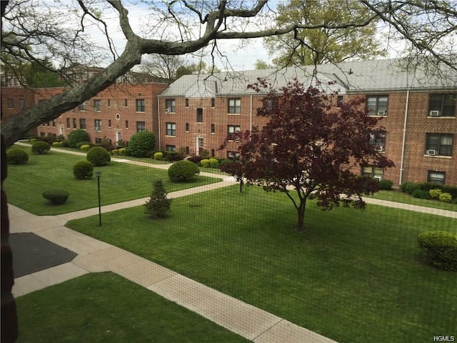 300 Richbell Rd Unit B2, Mamaroneck, NY 10543 - surrounding community featuring a yard