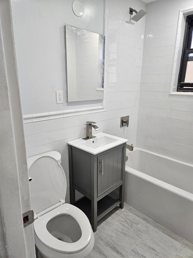 300 Richbell Rd Unit B2, Mamaroneck, NY 10543 - full bath featuring vanity and bathing tub / shower combination