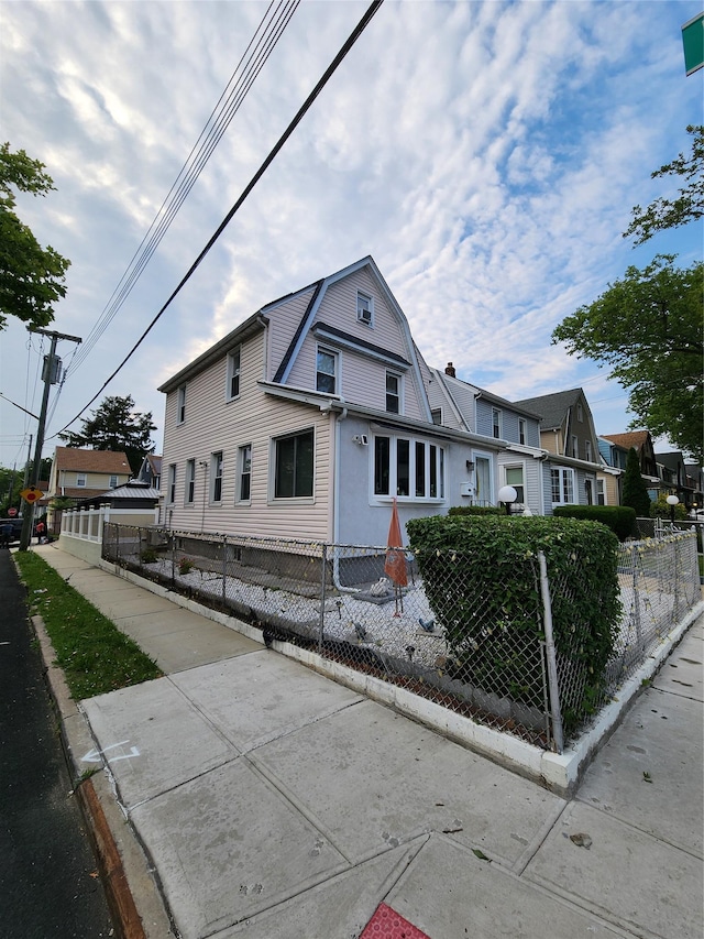 18701 Keeseville Ave, Saint Albans, NY 11412 - view of front of home with a gambrel roof and a fenced front yard