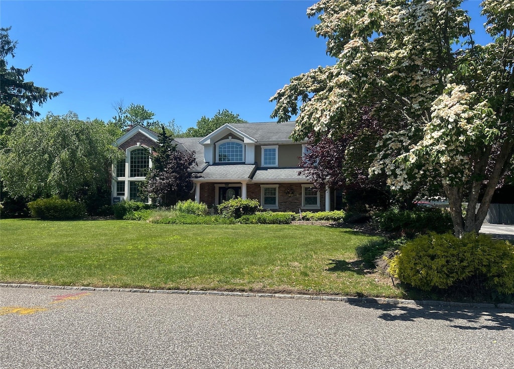 906 Thompson Dr, Bay Shore, NY 11706 - view of front of home featuring a front lawn