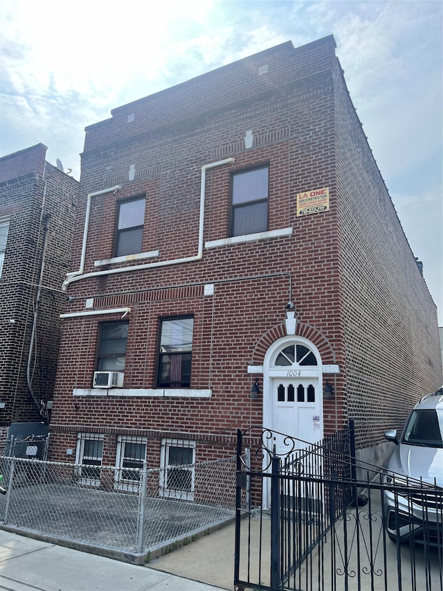 1004 Rhinelander Ave, Bronx, NY 10462 - view of building exterior featuring a fenced front yard