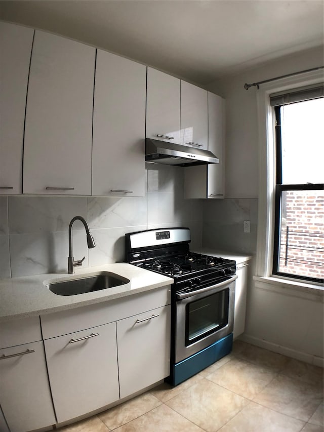 1004 Rhinelander Ave, Bronx, NY 10462 - kitchen featuring stainless steel gas range oven, under cabinet range hood, plenty of natural light, and backsplash