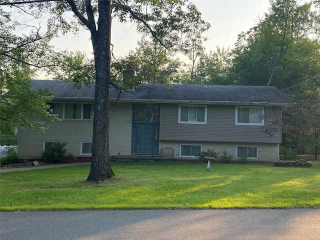 7 Highland View Pl, Middletown, NY 10940 - raised ranch with a front lawn and brick siding