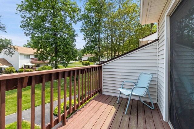 84 Molly Pitcher Ln Unit H, Yorktown Heights, NY 10598 - wooden terrace featuring a lawn