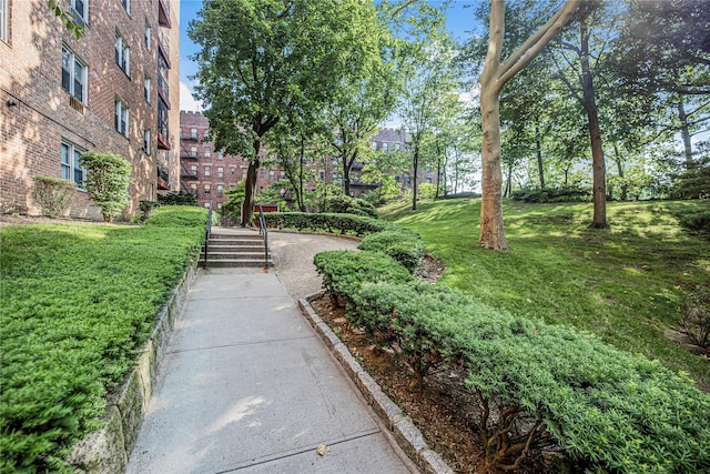 5550 Fieldstone Rd Unit 1C, Bronx, NY 10471 - surrounding community with a lawn