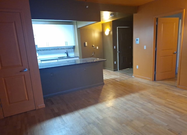 715 Fox St Unit 5J, Bronx, NY 10455 - kitchen featuring light wood-style floors and a peninsula