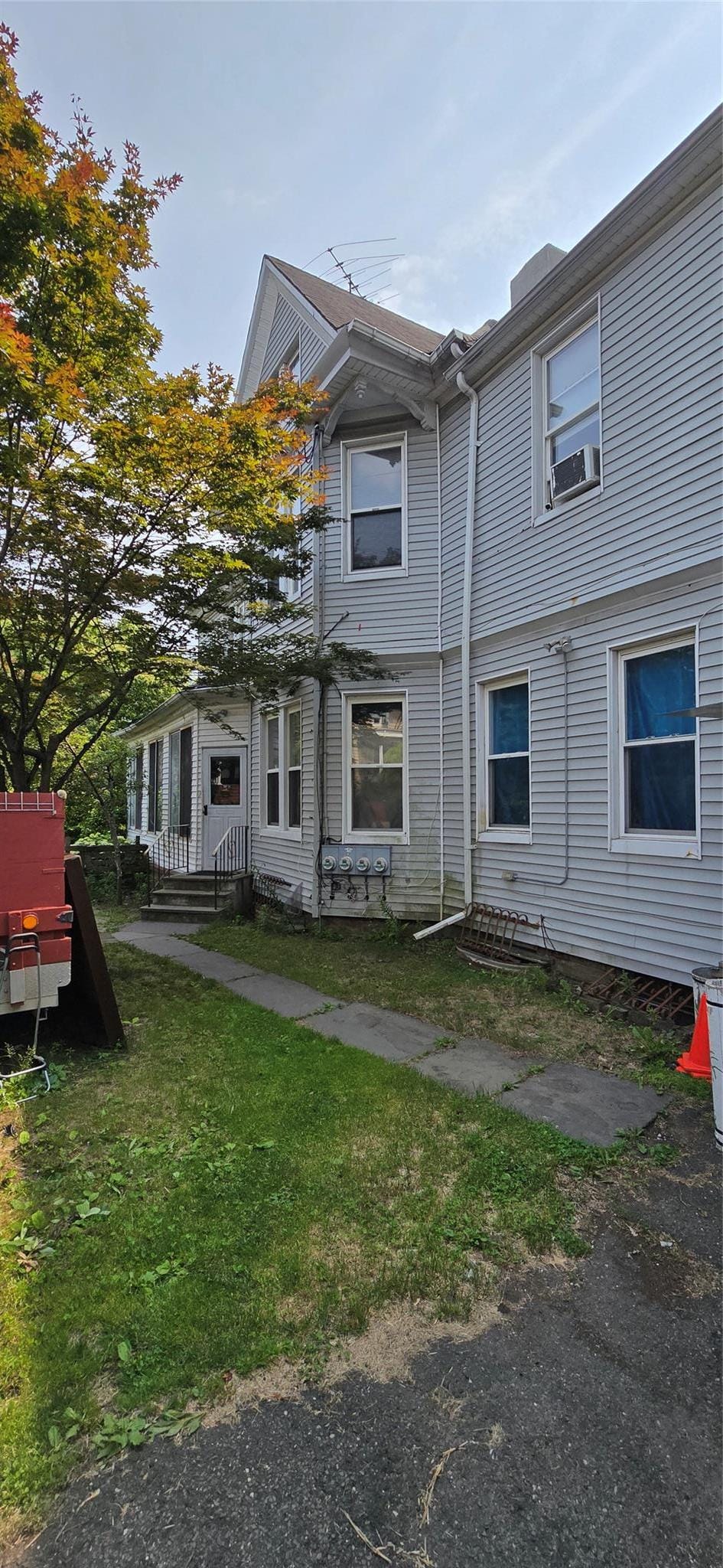 11 Willow Pl, Mount Vernon, NY 10550 - view of side of property featuring a lawn