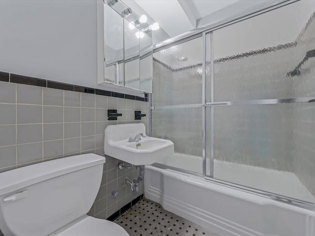 5500 Fieldstone Unit 4Ii, Bronx, NY 10471 - full bath featuring shower / bath combination with glass door and tile walls