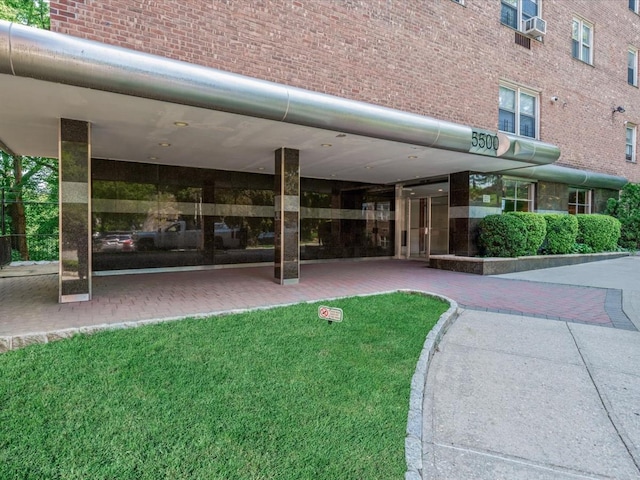 5500 Fieldstone Unit 4Ii, Bronx, NY 10471 - surrounding community with a yard