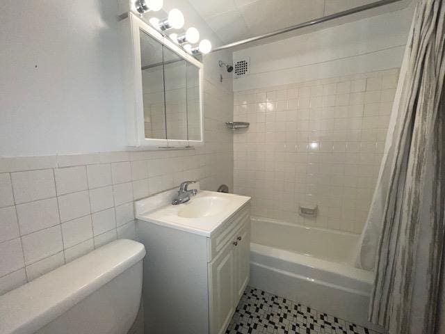 125 Main St Unit 2H, Port Washington, NY 11050 - full bath featuring shower / tub combo with curtain, tile walls, and vanity