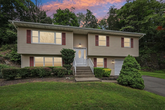 3 Hoyt Ct, Stony Point, NY 10980 - split foyer home with an attached garage, a yard, and driveway