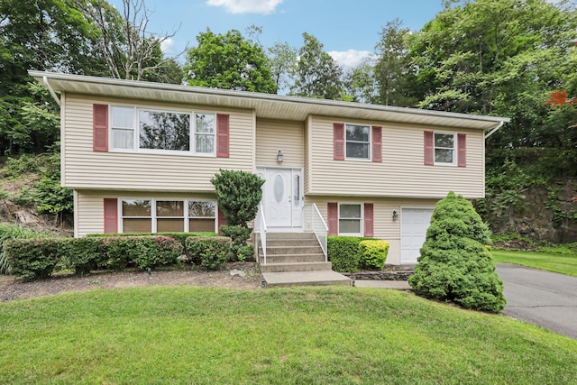 3 Hoyt Ct, Stony Point, NY 10980 - split foyer home with an attached garage, a front lawn, and driveway