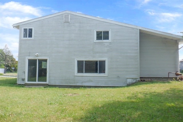 40 Gettysburg Dr, Holbrook, NY 11741 - back of house with a lawn