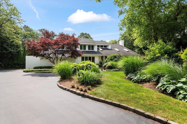 6 Laurelwood Ct, Dix Hills, NY 11746 - view of front of property featuring a chimney and a front lawn
