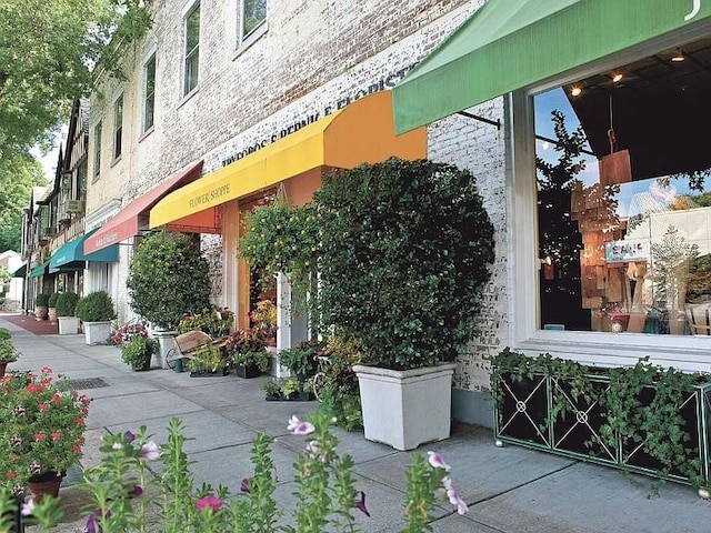 72 Pondfield Rd W Unit 2F, Bronxville, NY 10708 - view of building exterior