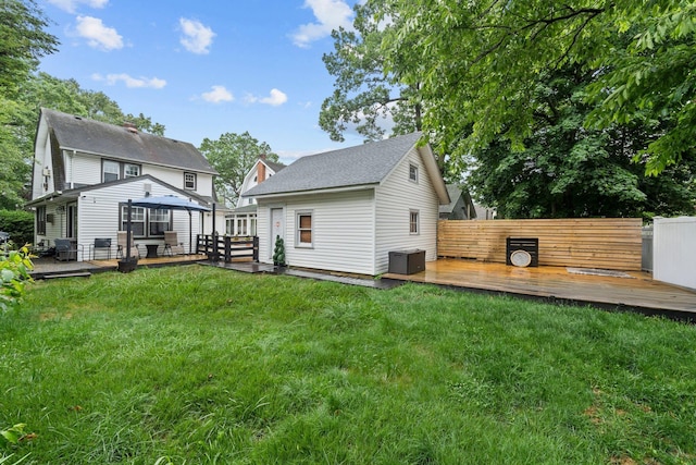 17 Sachem St, East Rockaway, NY 11518 - back of property with a deck