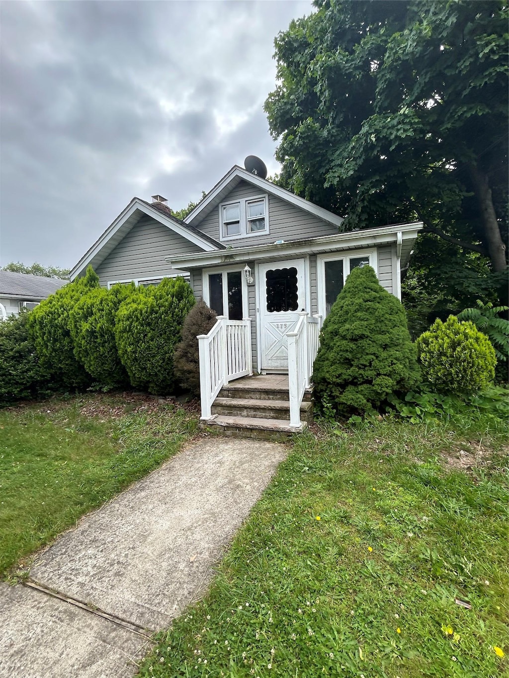 176 Sweezy Ave, Freeport, NY 11520 - bungalow with a front yard