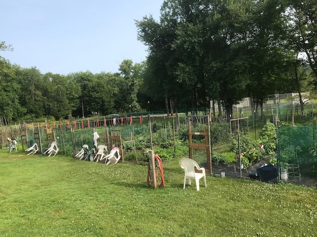 4 Devon Ct Unit B, Yorktown Heights, NY 10598 - view of yard with a garden