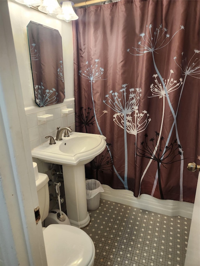 60 Knolls Cres Unit 1F, Bronx, NY 10463 - bathroom featuring toilet and shower / tub combo with curtain