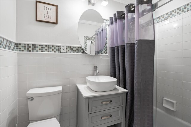 3 Birchwood Ct # 5K, Mineola, NY 11501 - full bathroom with tile walls, vanity, shower / bath combo, and crown molding