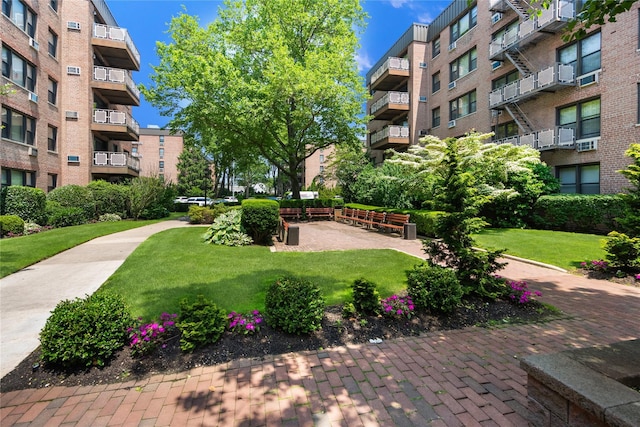 3 Birchwood Ct # 5K, Mineola, NY 11501 - surrounding community featuring a yard