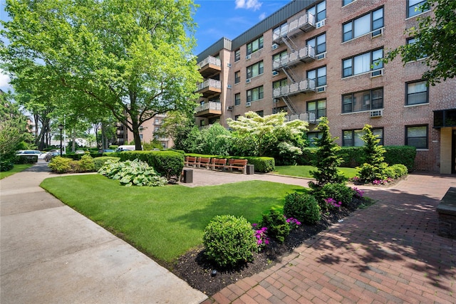 3 Birchwood Ct # 5K, Mineola, NY 11501 - view of property's community featuring a lawn