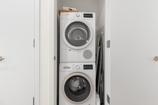 334 22nd St Unit 2B, Brooklyn, NY 11215 - laundry room with stacked washer / drying machine