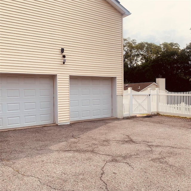 5 Sabrina Ln, Ossining, NY 10562 - garage with driveway