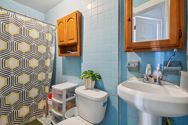 9406 76th St, Ozone Park, NY 11416 - bathroom featuring tile walls and curtained shower