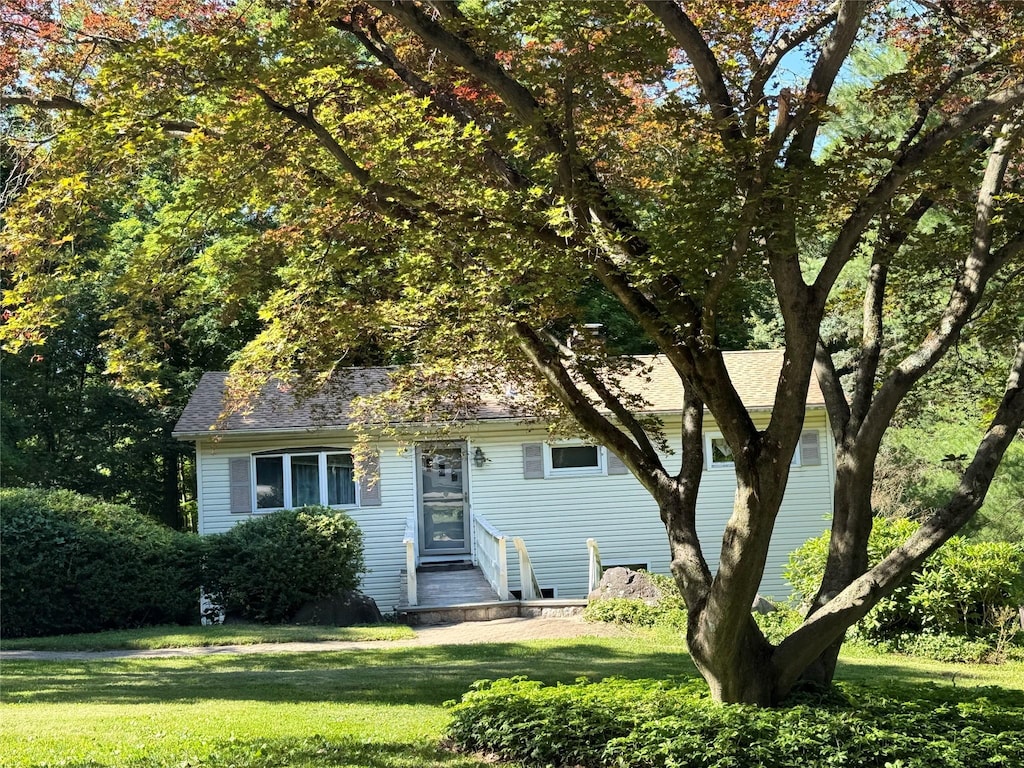 3 Galloway Ln, Cortlandt Manor, NY 10567 - view of front of property featuring a front lawn