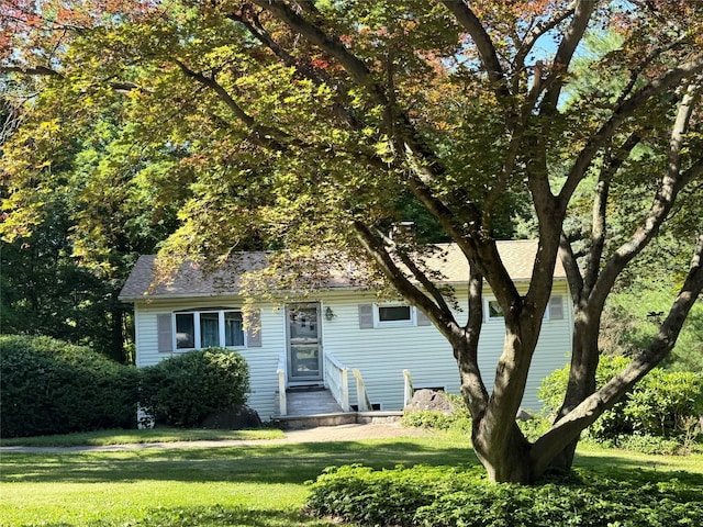3 Galloway Ln, Cortlandt Manor, NY 10567 - view of front of property featuring a front lawn