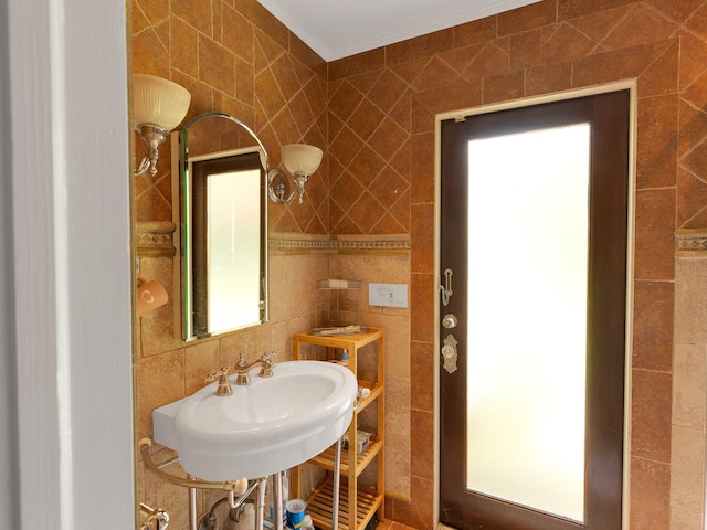 18 Sherwood Ln, Roslyn Heights, NY 11577 - bathroom with tile walls and crown molding