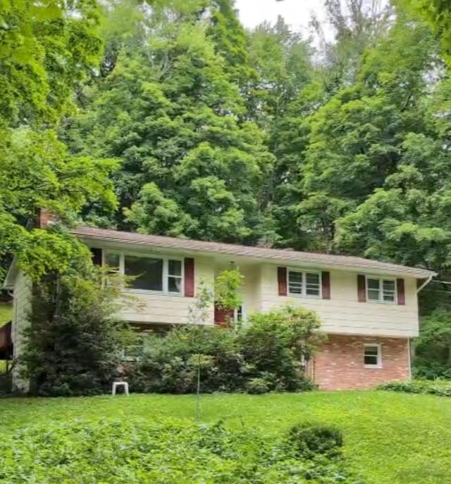 39 Knollwood Ln, Cold Spring, NY 10516 - split foyer home featuring a front yard, a chimney, and brick siding