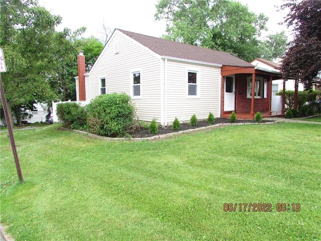 2 Leffingwell Pl, New Rochelle, NY 10801 - ranch-style home with a front yard